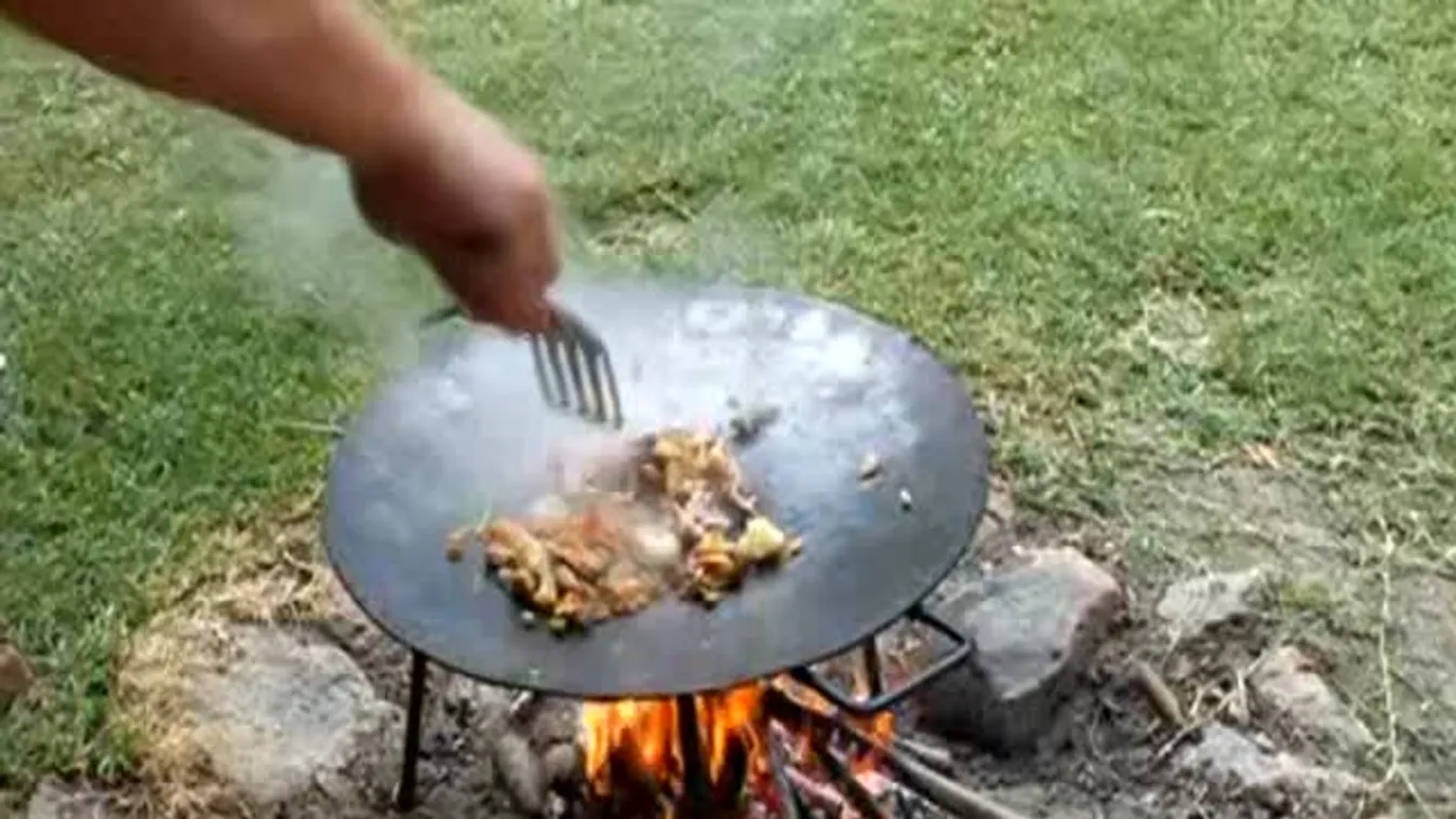 Tárcsán sütés a kertben