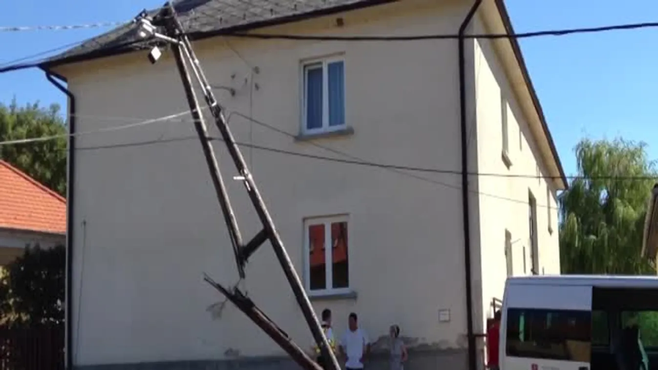 Fertőszéplakon autó csapódott a villanyoszlopba