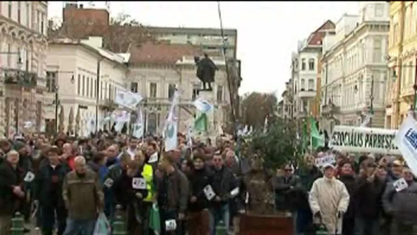 Jobb munkakörülményeikért tüntettek