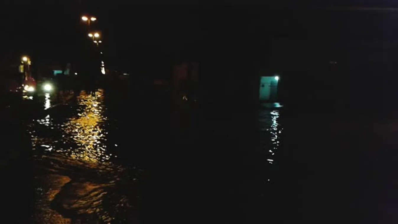 Lovasok a méteres vízben