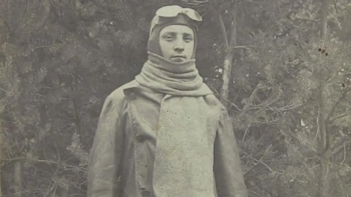 Bajtársai vitték el a hős gépének darabját Gönyűre