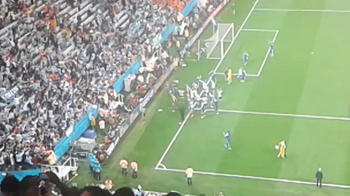 Messiék a szurkolókkal ünnepelnek