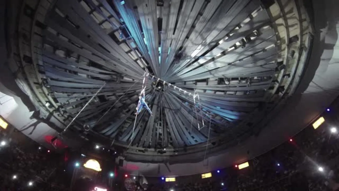 Hátborzongató: biztosítókötél nélkül 14 méteren!