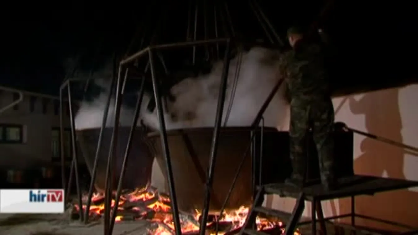 Óriásbográcsokban rotyogott a híres halászlé