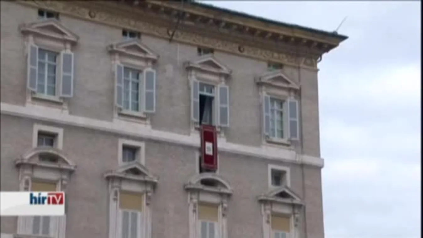 Jézus-figurákat áldott meg Ferenc pápa