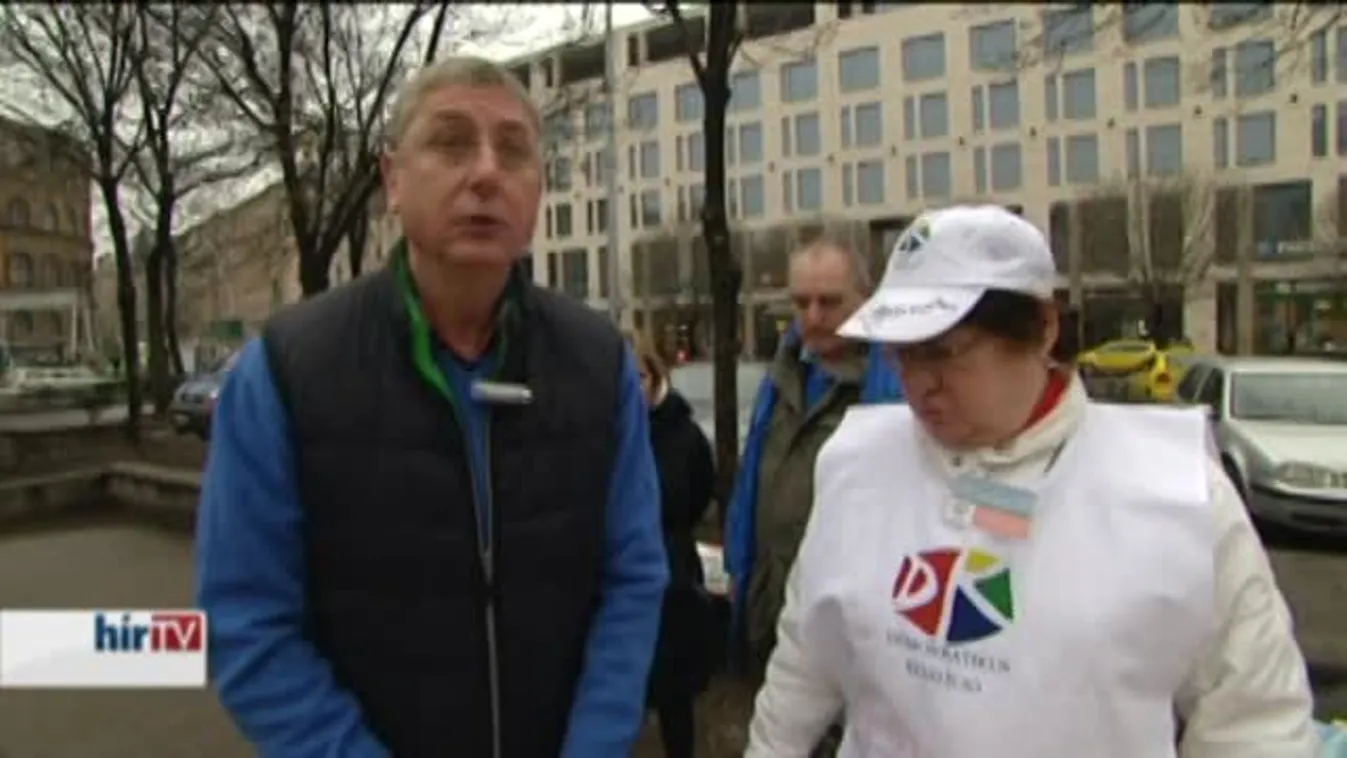 A Demokratikus Koalíció ételosztása a Blaha Lujza téren