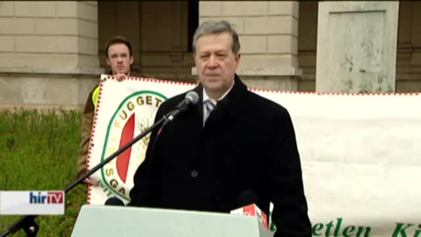 A földbérleti pályázatok felülvizsgálatáért tüntettek Budapesten