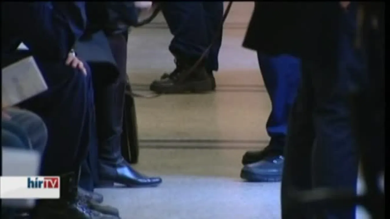 Fiktív személynek játszották át a milliárdokat