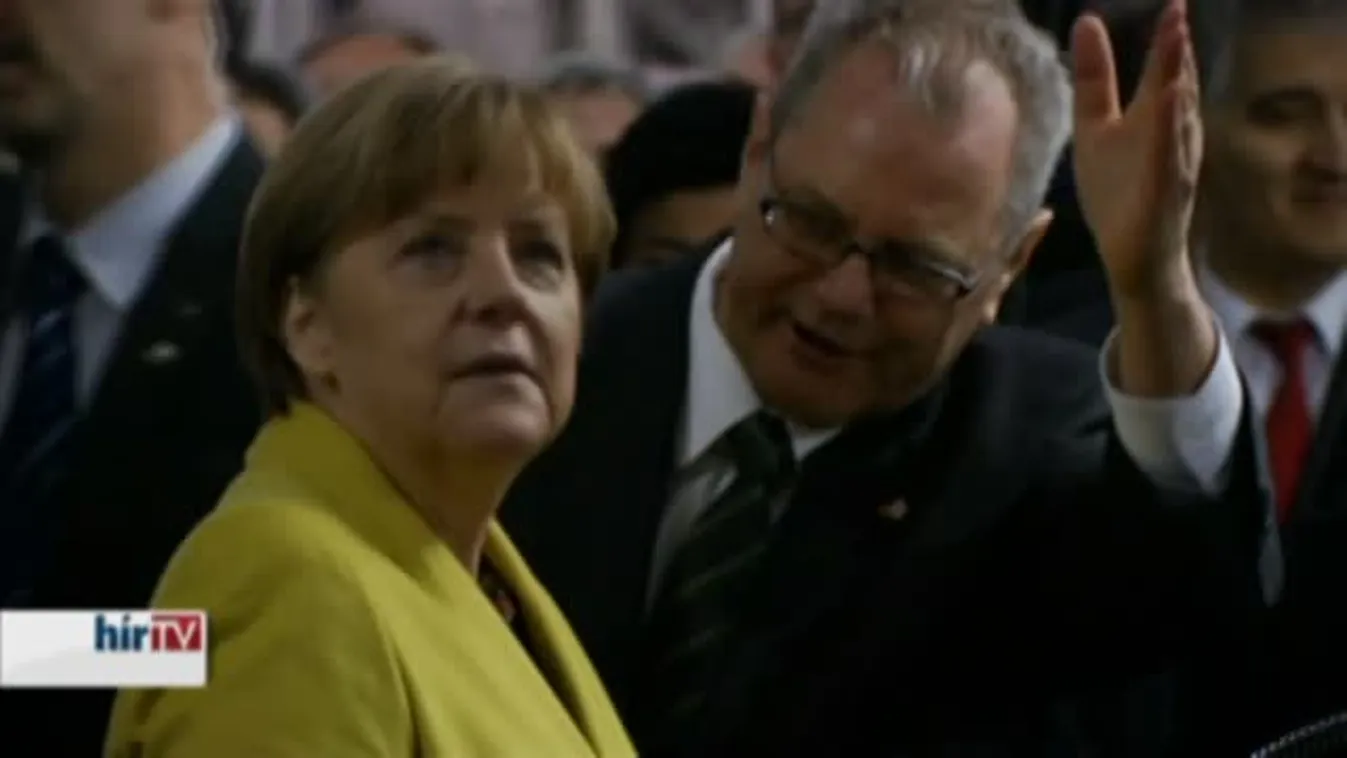 Angela Merkel gyárlátogatáson