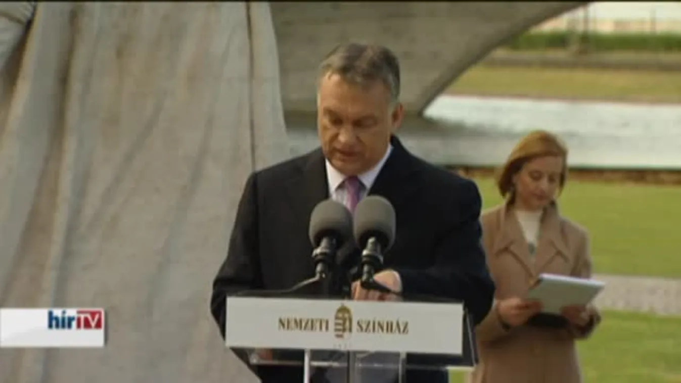 Schwajda György, az új Nemzeti Színház első igazgatójának szoboravatása