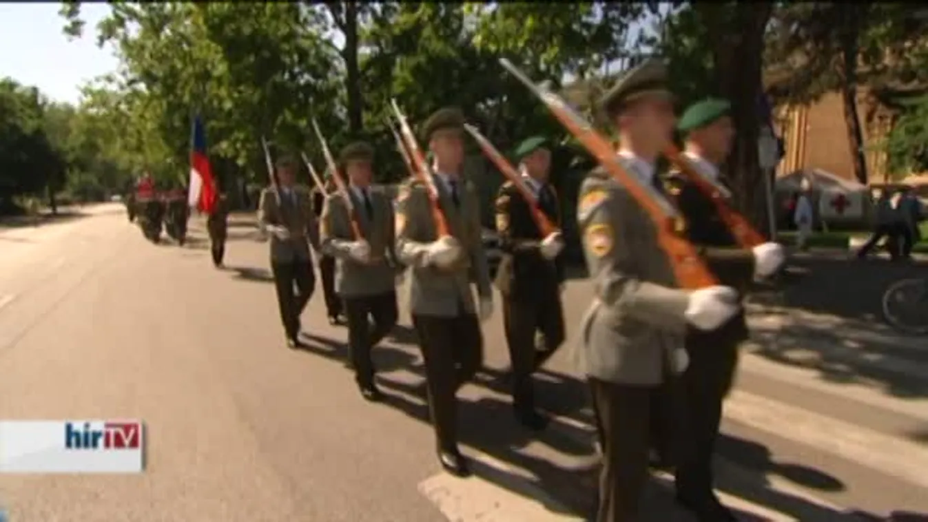 Helyőrségek tavaszi seregszemléje a Hősök terén