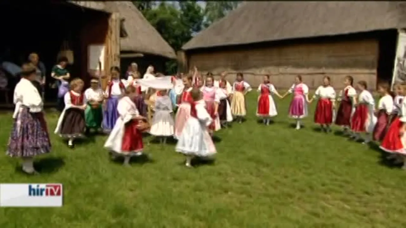 Kis táncosok elevenítik fel a cucorkázást