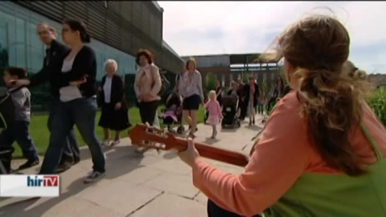 Ezer anya énekelt a Millenárison