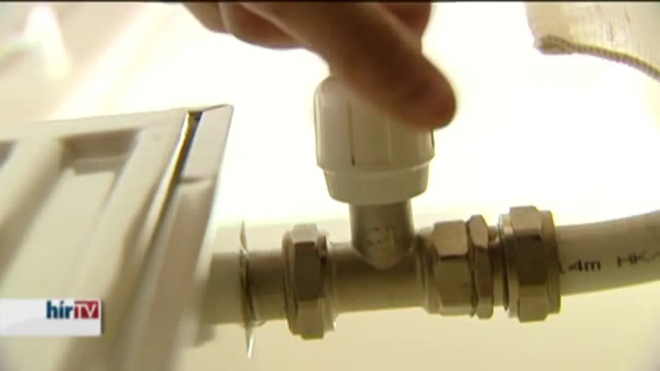 Feladná a „rezsiharcot” a kormány?