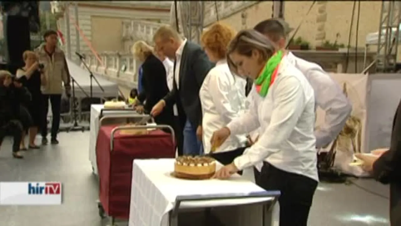 A sós találkozik az édessel – felvágták az országtortát