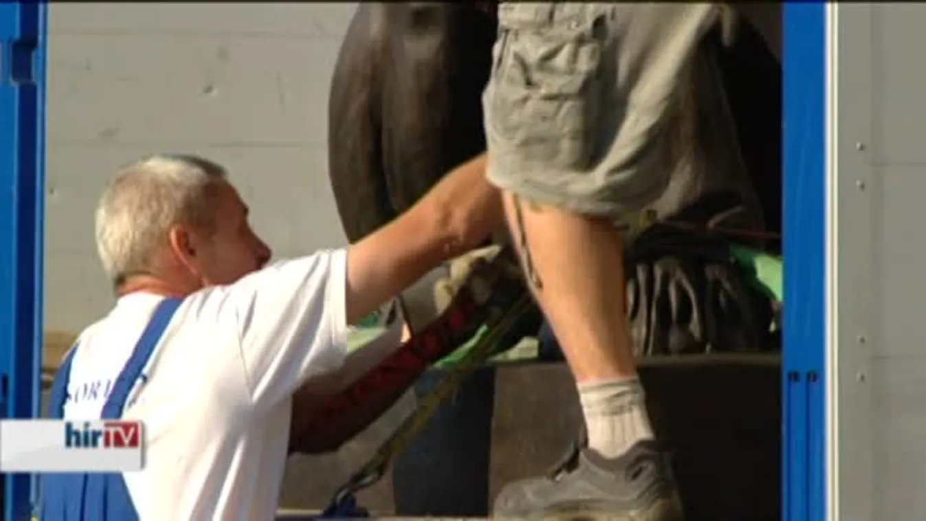 Helyükre kerültek az oroszlánszobrok a Parlamentnél