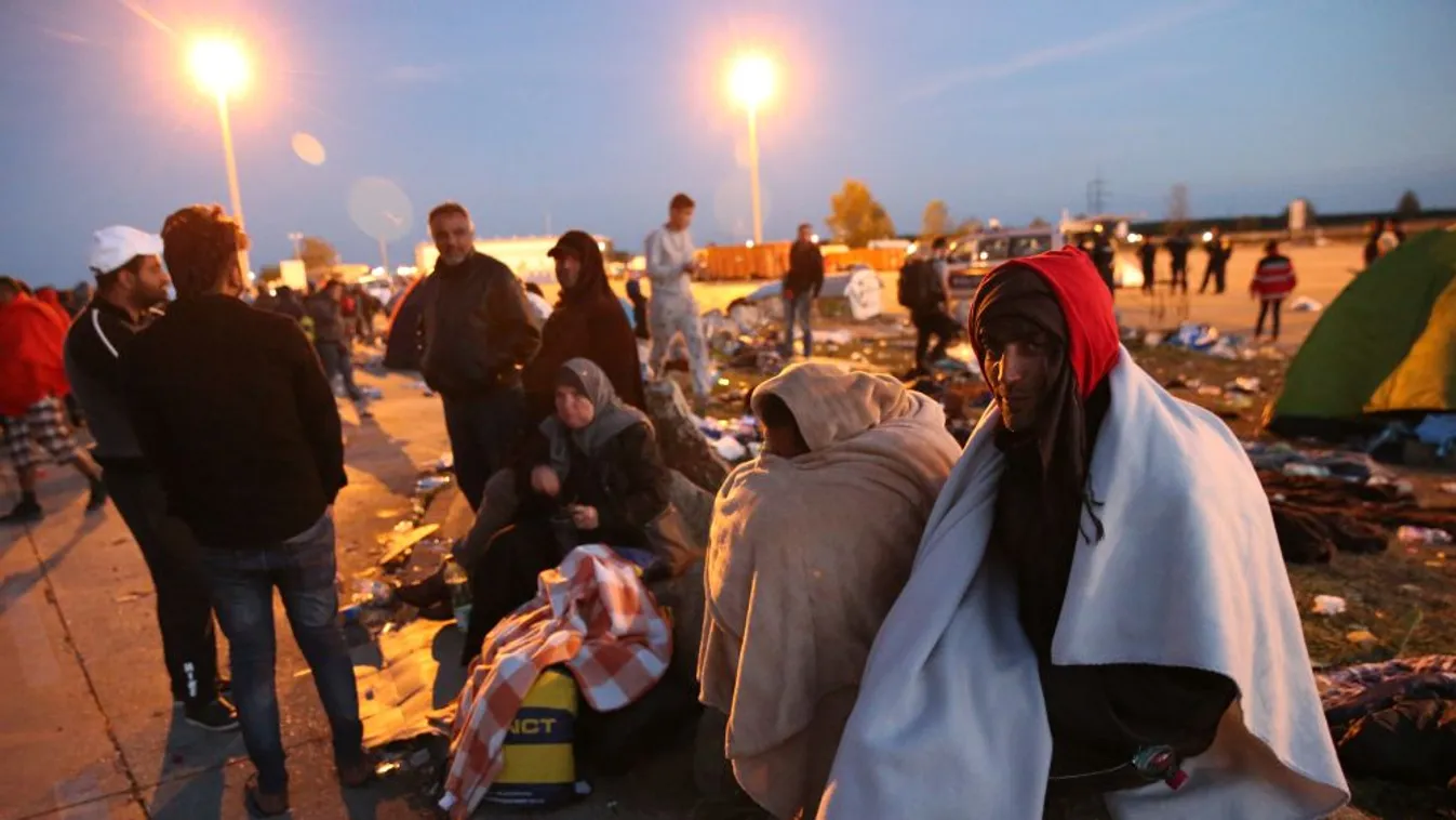 Kocsiszekrénybe zsúfolták az embereket – úgy kellett kimenteni őket