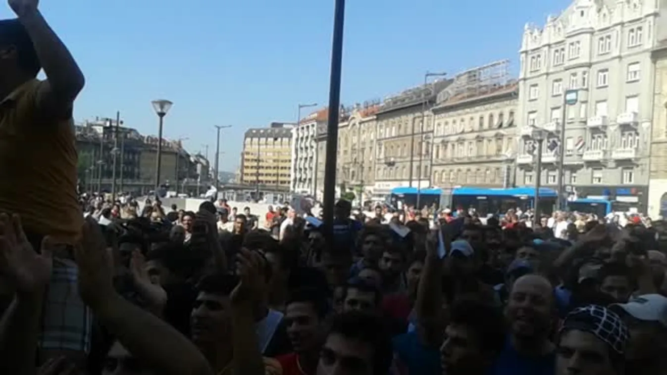 A kiszorított tömeg a Keleti bejárata előtt