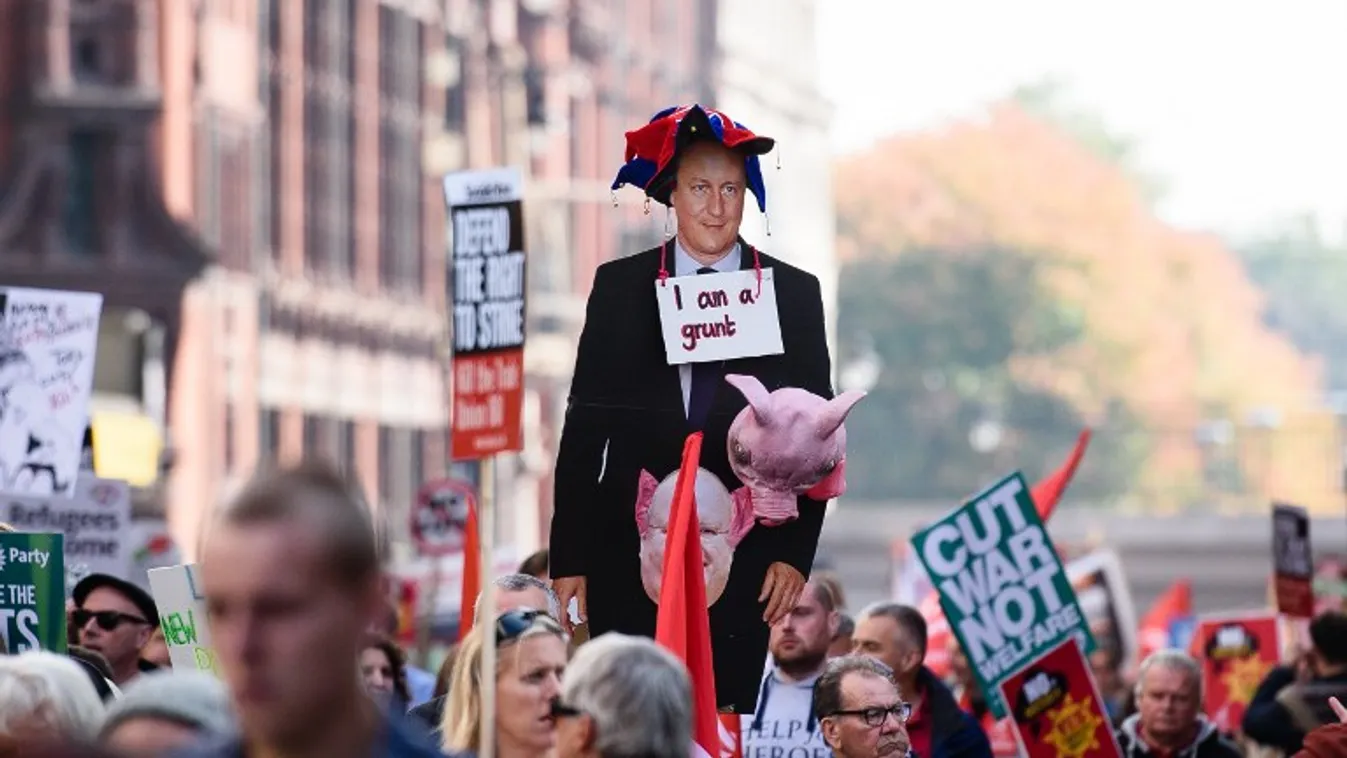 Tüntetők tízezrei lepték el Manchester utcáit