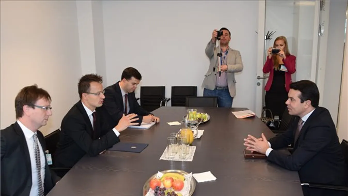 A V4-ek közösen védik a magyar határt