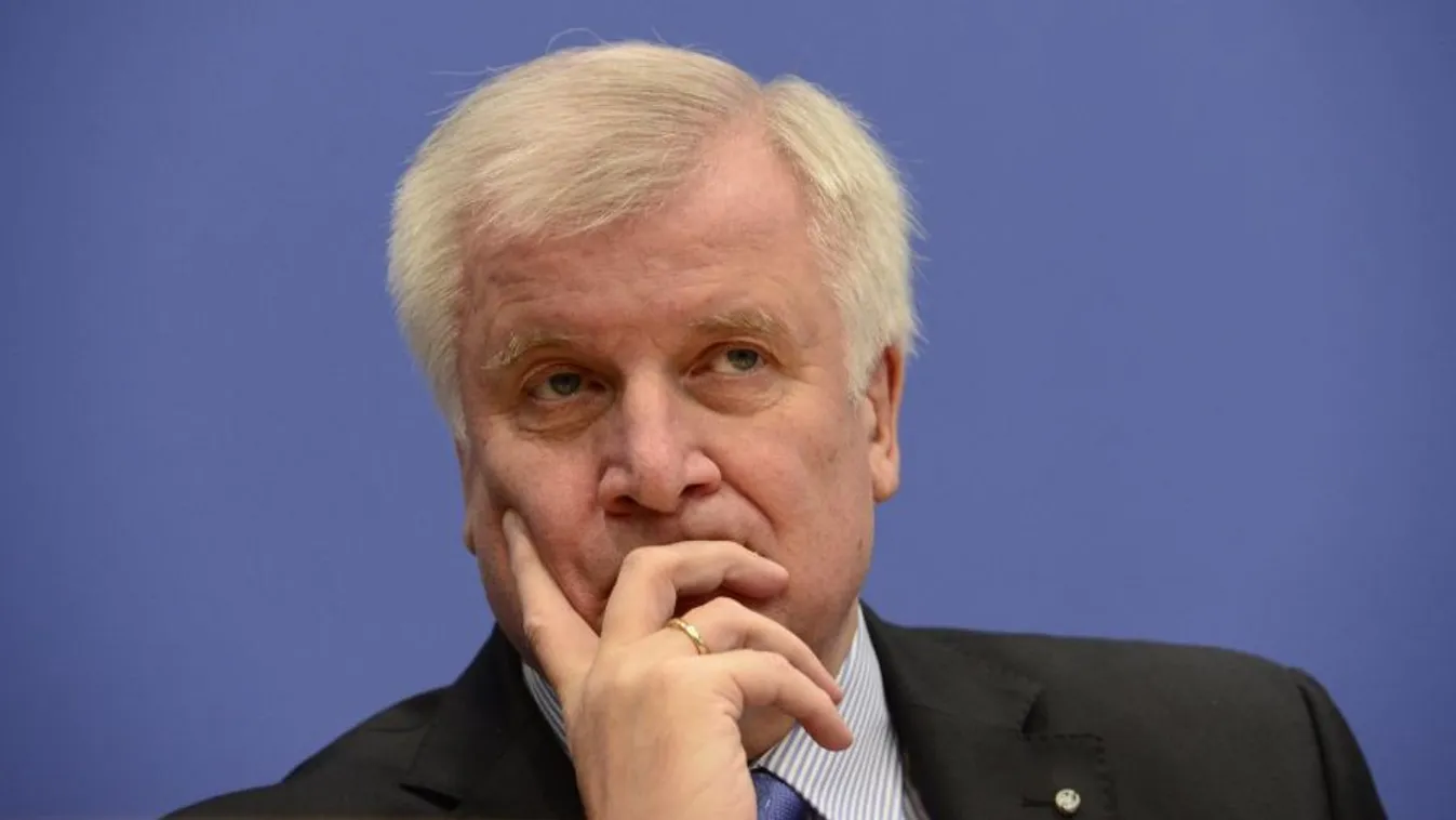 Seehofer tranzitzónákat telepítene a határon