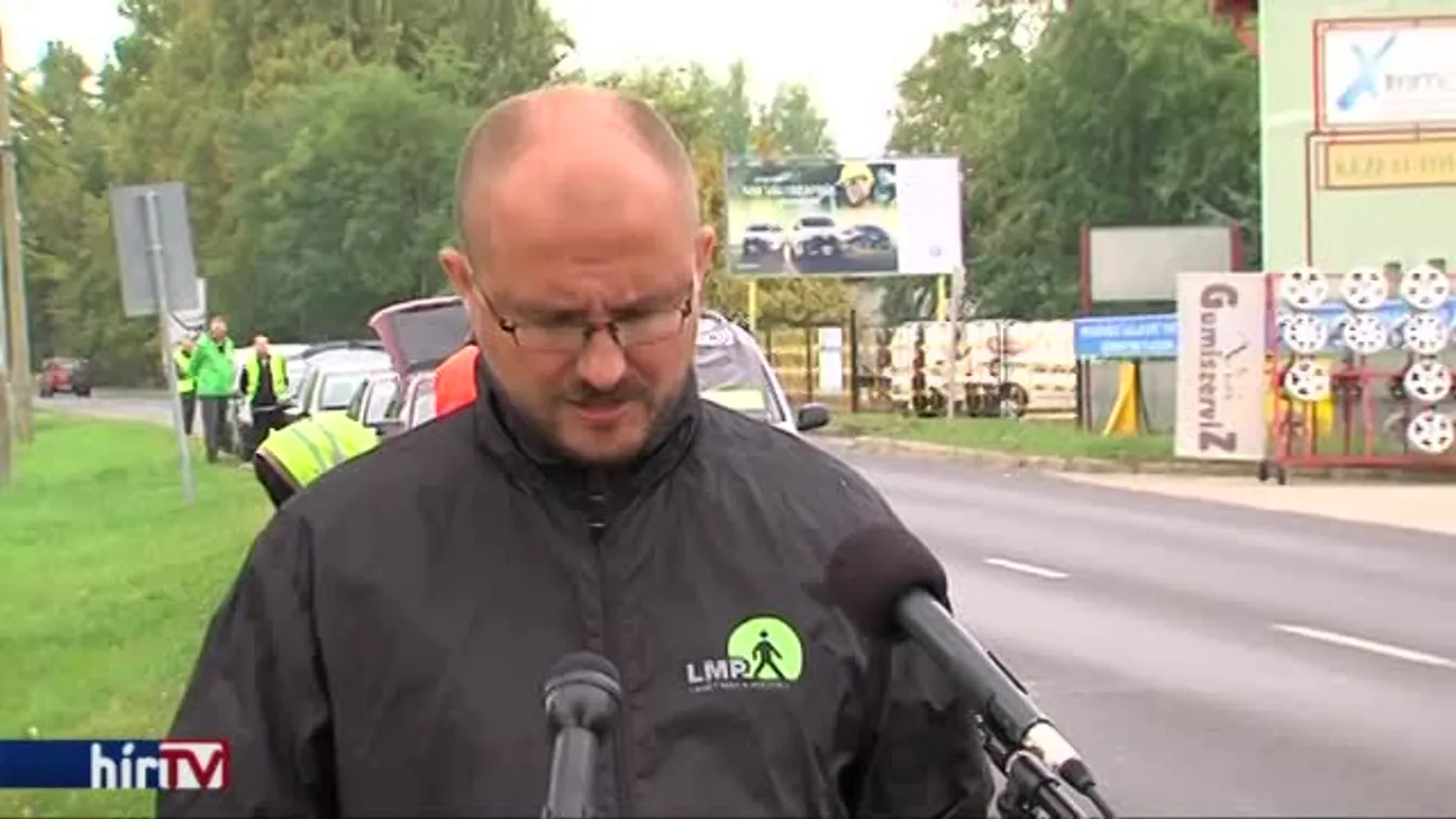 Félpályás útlezárással tiltakozott az LMP a földprivatizáció ellen Pápán