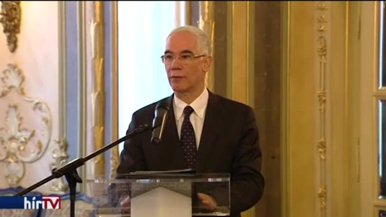 Többet kapnak majd az egyetemi tanárok