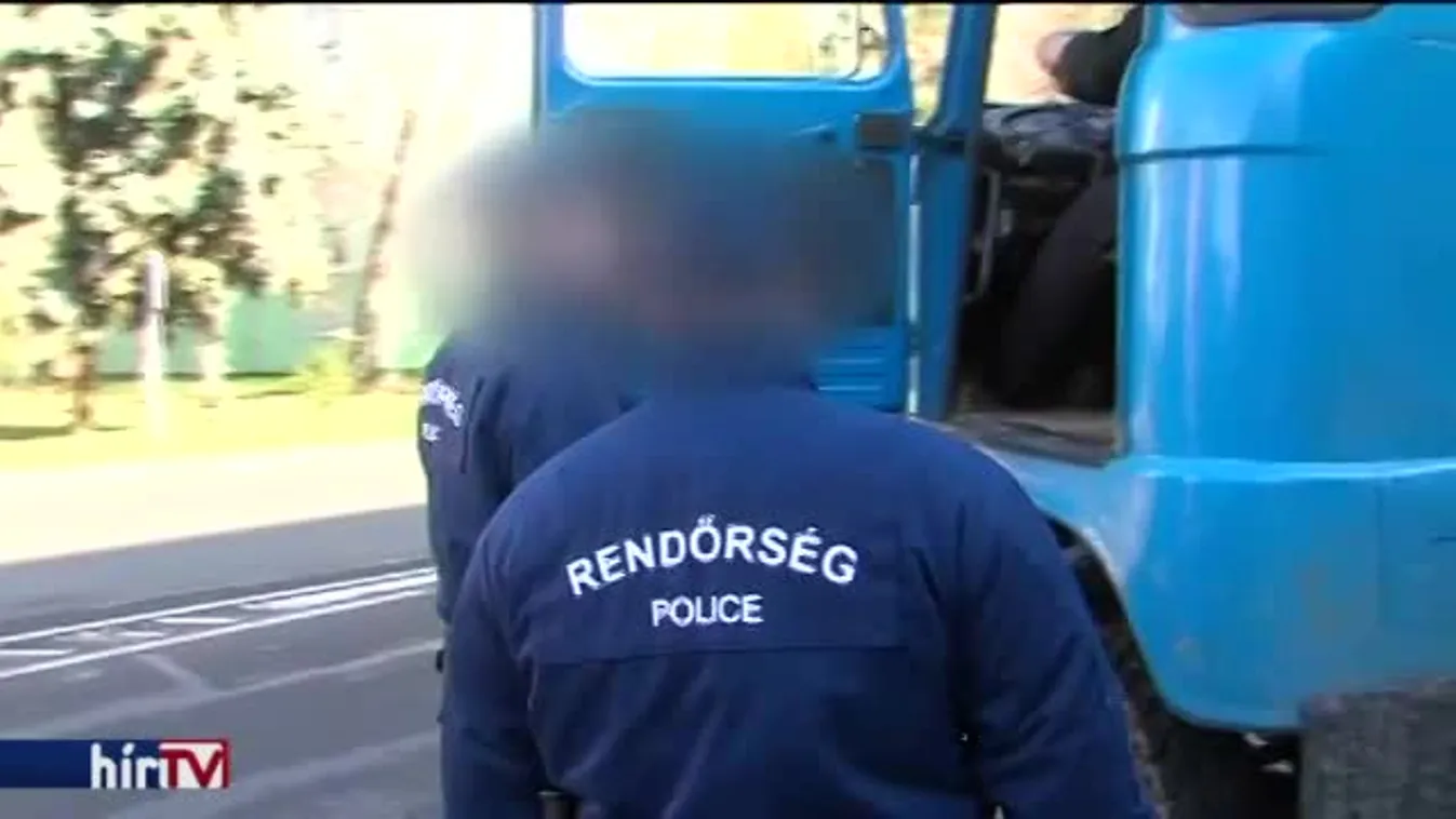 Trágyát öntöttek a kormányhivatal elé - így tiltakoztak