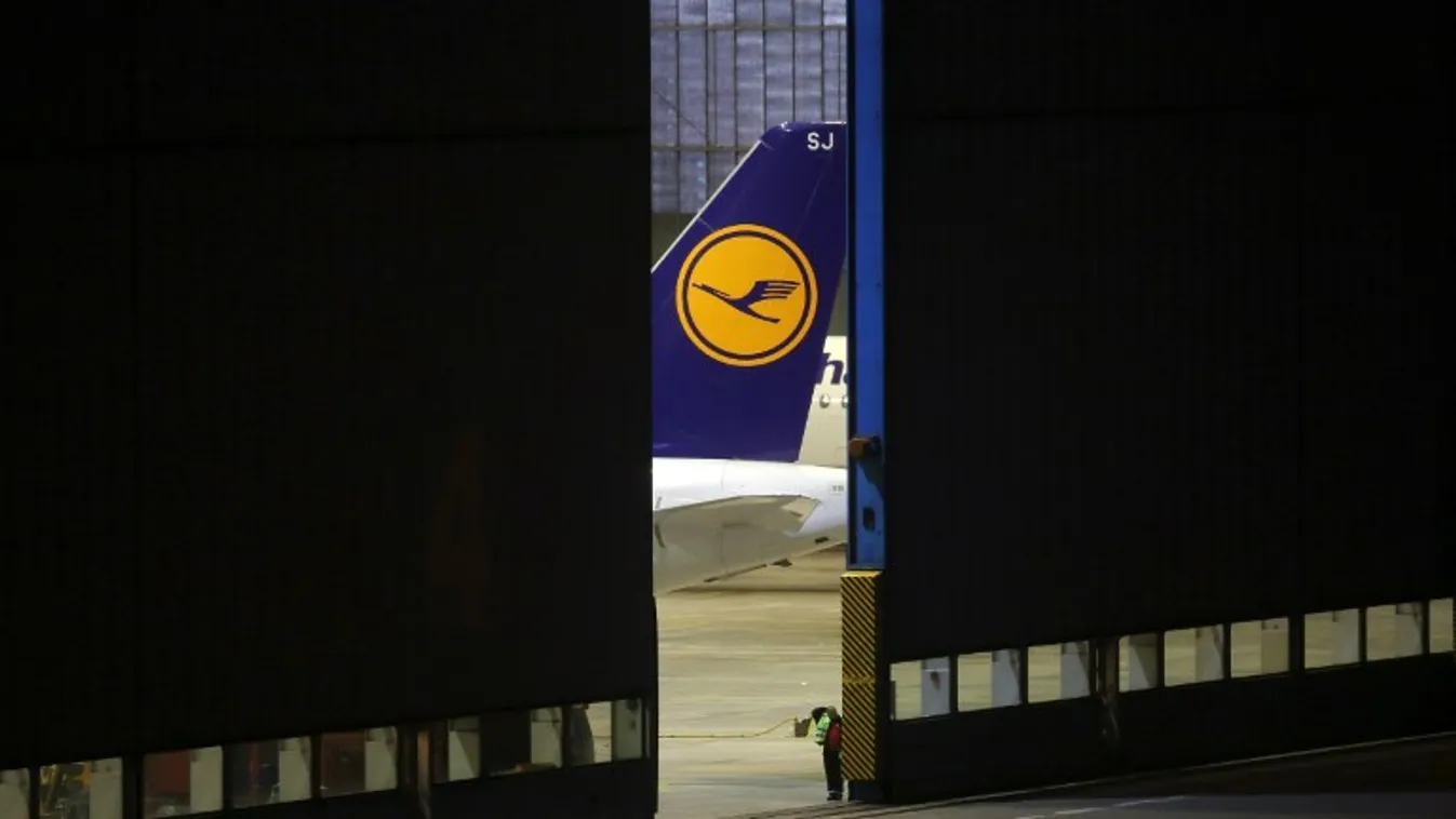 Nem engednek a Lufthansa utaskísérői