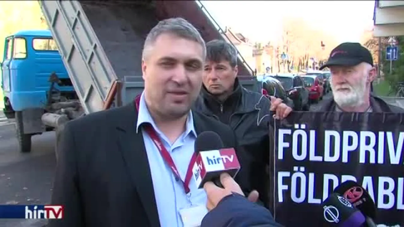 Trágyával tiltakozott az LMP a földárverések ellen