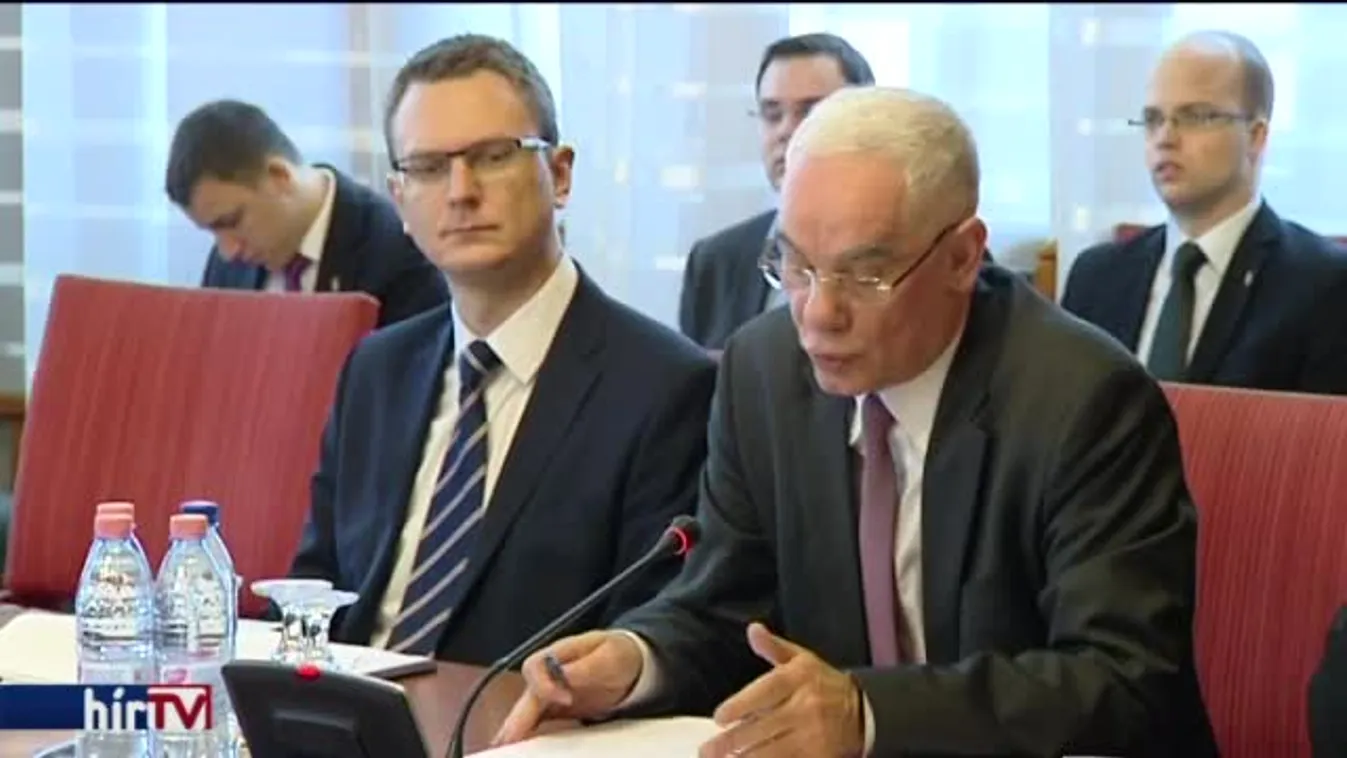 Balog továbbdobta a labdát Lázárnak