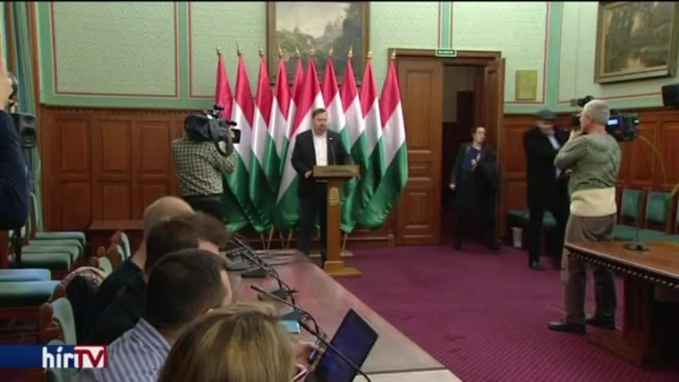 L. Simon neje tovább licitál