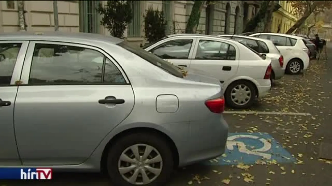 Ingyen parkolhatnak majd ezek az autók