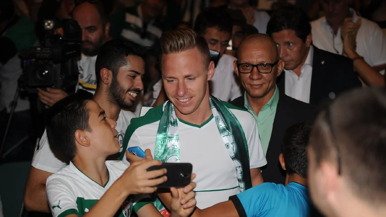 Három bajnokit ért Dzsuzsák megmozdulása