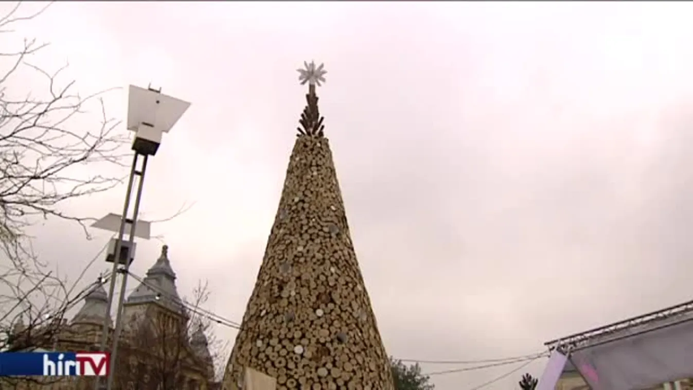 Felépült a 40 tonna tűzifából épített karácsonyfa a Budapesti Erzsébet téren