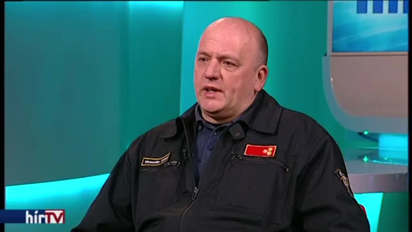 Reggeli járat – Hivatásosokkal együtt vonuló önkéntes tűzoltók