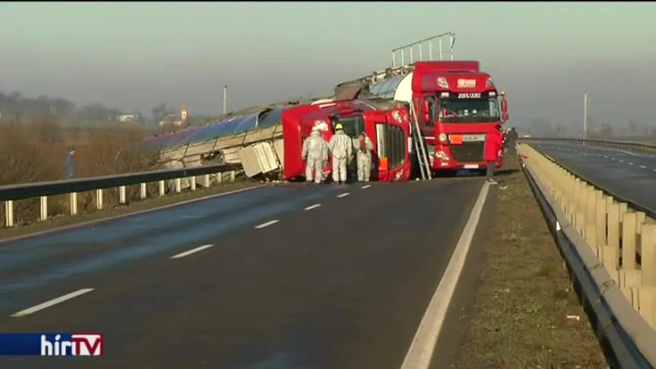 Veszélyes anyagot szállított, felborult