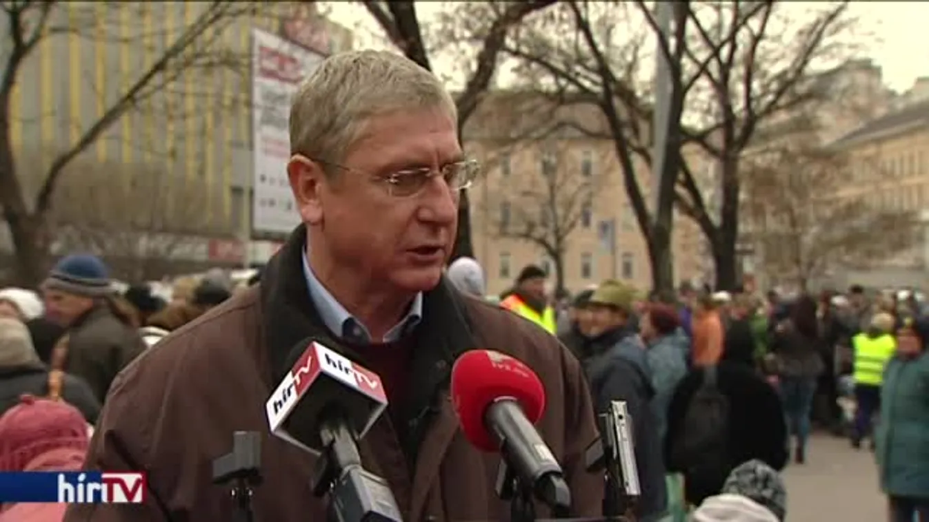 Élelmiszercsomagot osztott a Demokratikus Koalíció