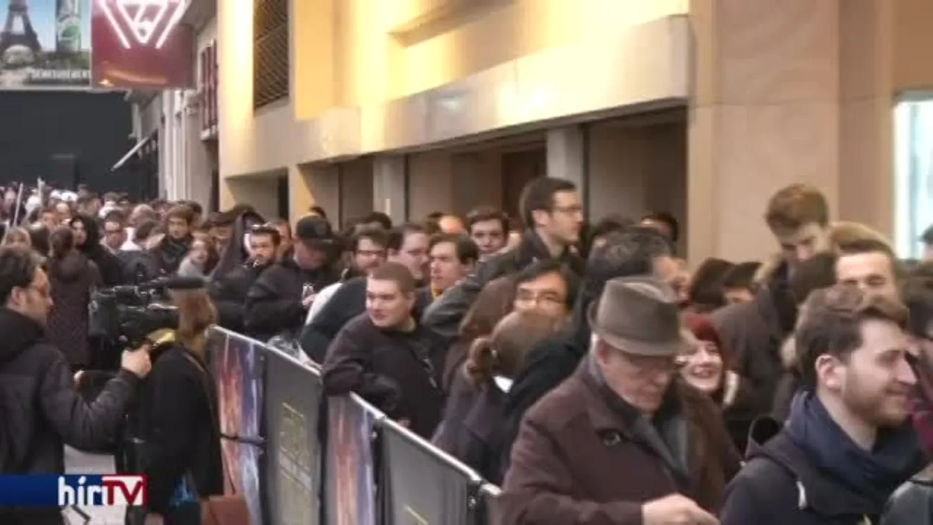 Jelmezes rajongók várják Párizsban az Ébredő Erők bemutatóját