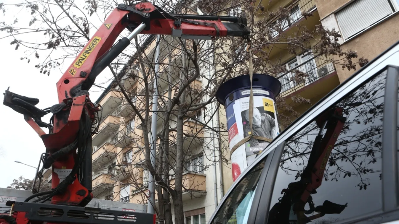 Visszateszik az eltávolított Mahir hirdetőoszlopokat