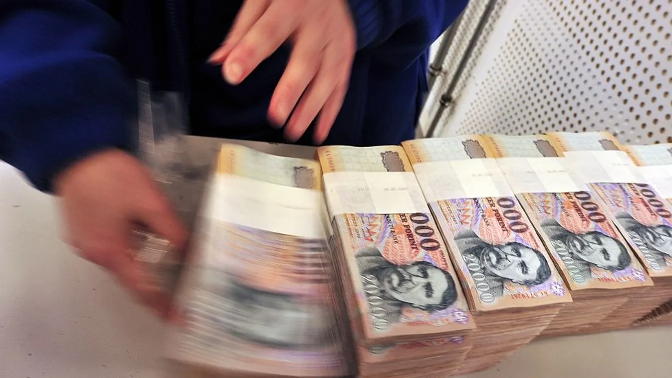 18 milliárd forintot dob szét a kormány