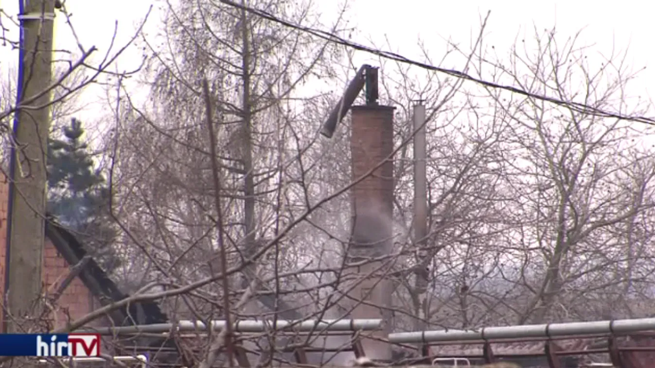 Két gázpalackot kellett kilőni a lángoló épületben