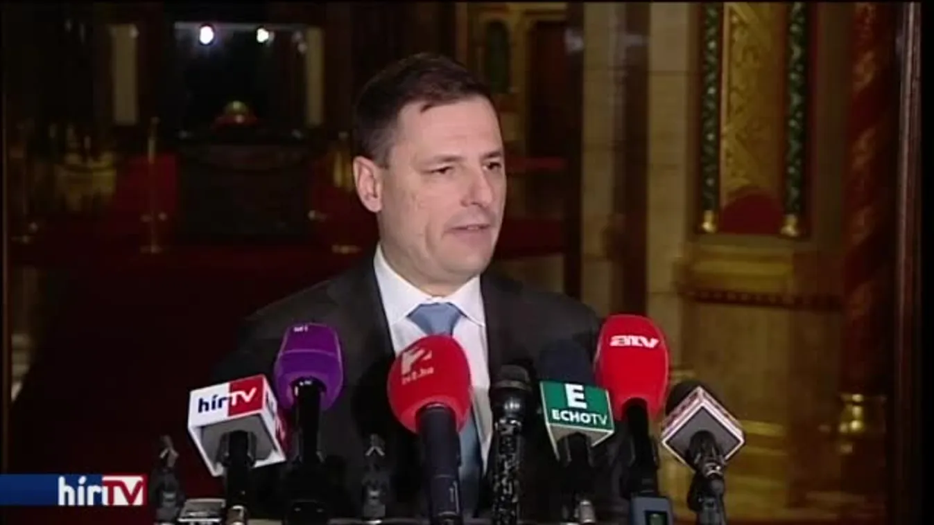 Engedett a kormány, mégis maradnak a taxisok