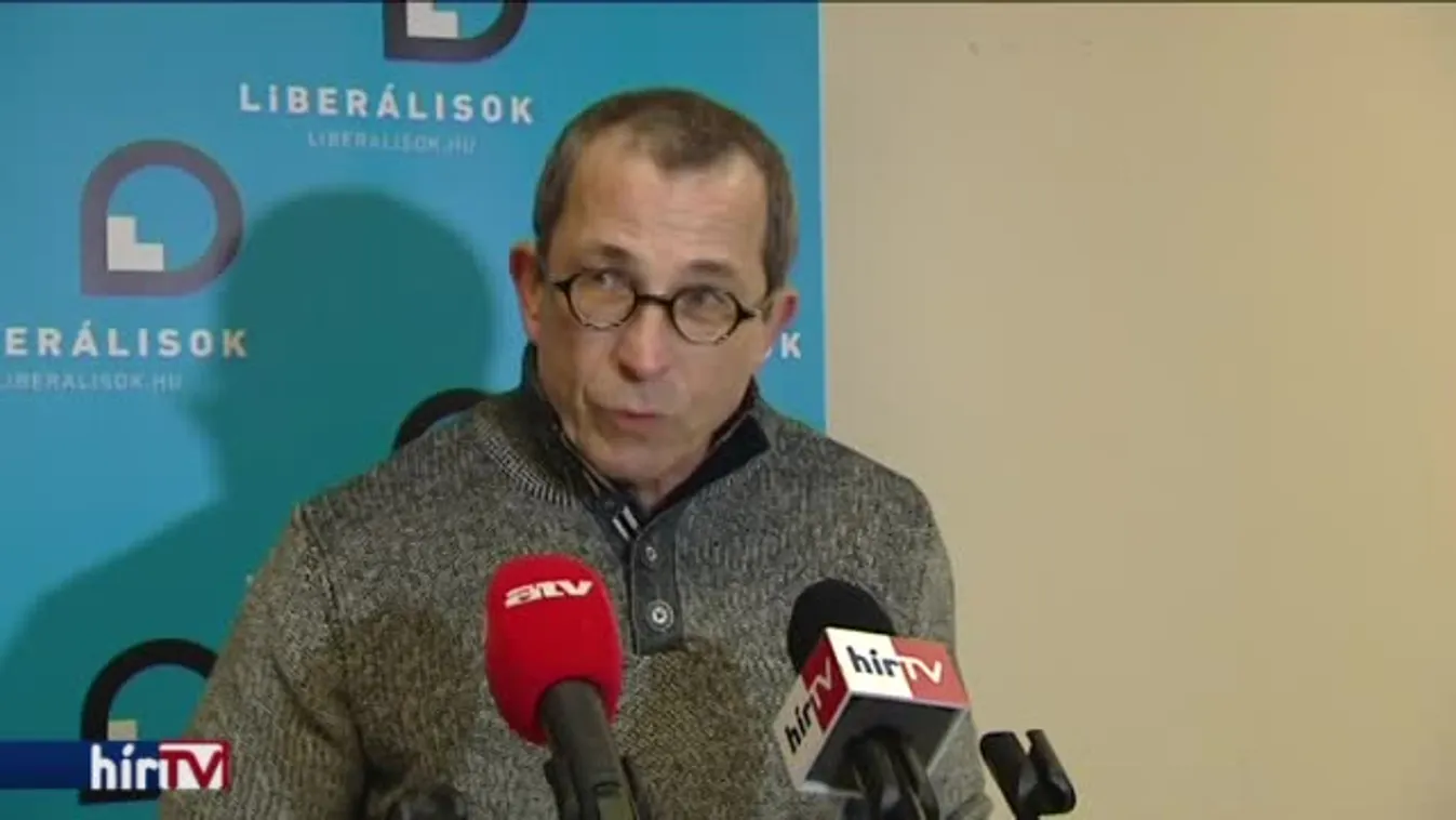 Liberálisok: A kormány ne támogassa a 888.hu portált!