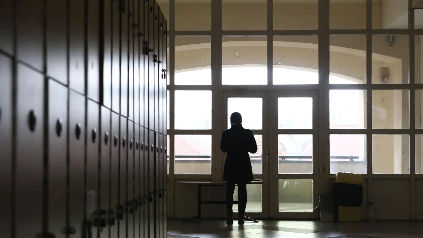 Fáklyával vonulnak ma utcára a tanárok