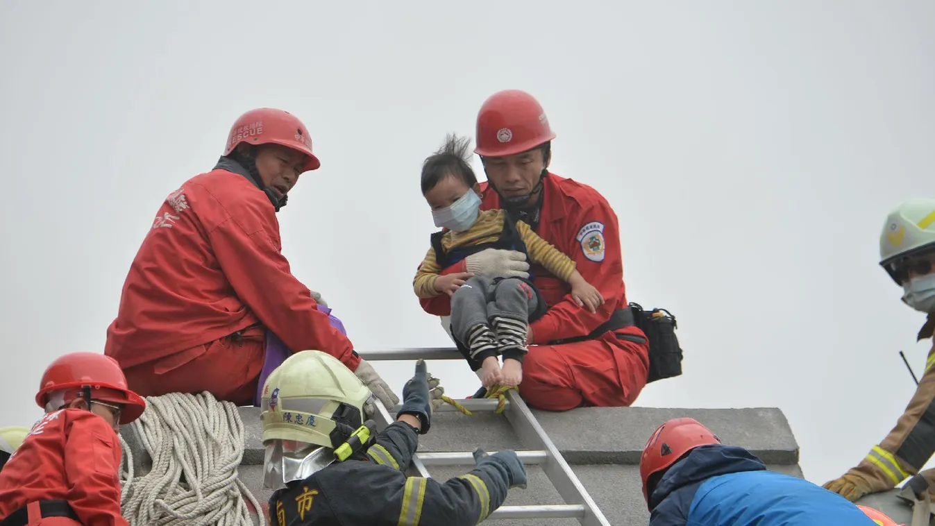 Még több mint 100 túlélő lehet a romok alatt