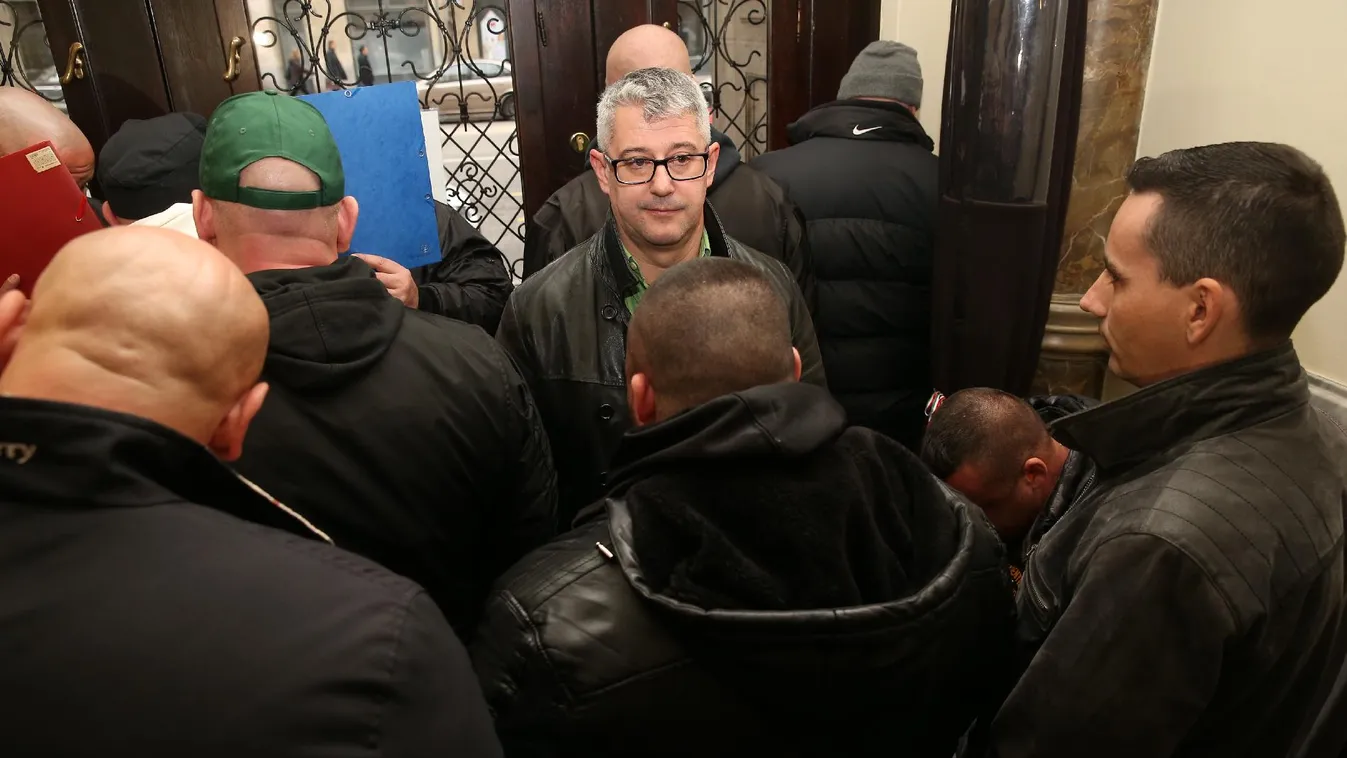 A kopaszok csak a nőt engedték át, Nyakót nem