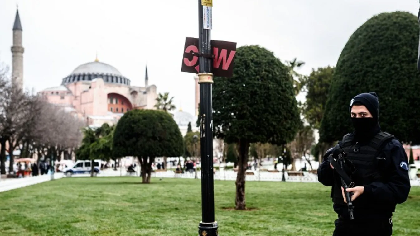 Tüzet nyitottak a kávézó vendégeire