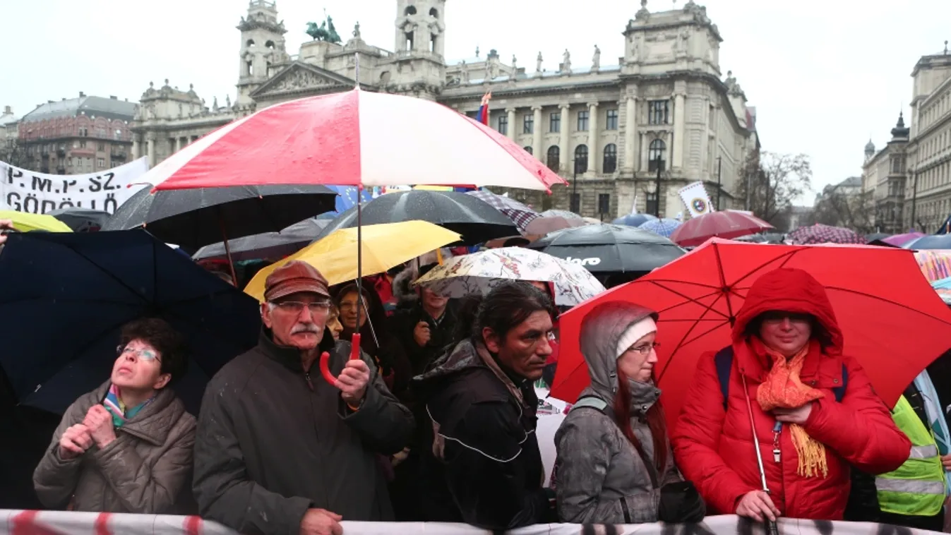 „Ha döglött a ló, le kell szállni róla” – vége a tüntetésnek