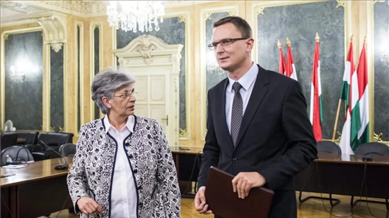 A Kossuth téren tüntetnek a pedagógusok